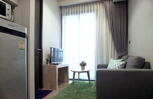 Khlong Tan Condo | Luxury 1 BR in Sukhumvit 24 with Sky Pool - Near BTS Prompong/Emquatier