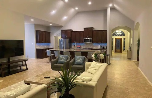 Lake Houston House | Luxury 1 story 3,272 SF. 12 miles from IAH airport