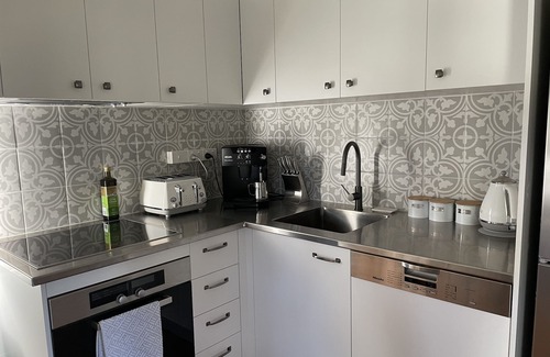 Mount Alford Cottage | Luxury 100yr old workers cottage close to wineries & wedding venues