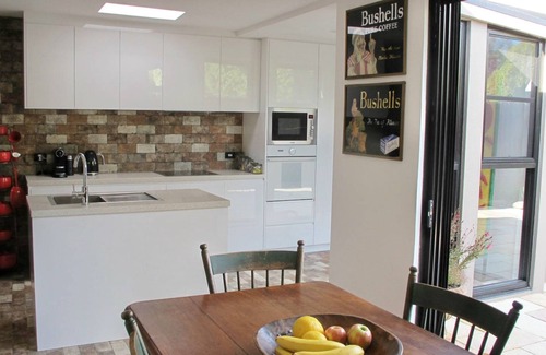 Mittagong Cottage | Luxury 1870's sandstone cottage, 2 bedrooms, 5 star kitchen & bathroom, garden