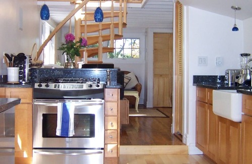 Gloucester Cottage | Luxury 1900's romantic retreat steps from the beach - King Suite!