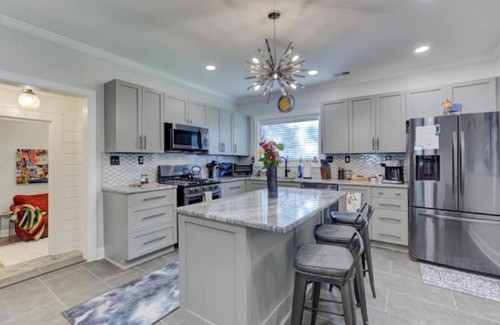 Vollintine-Evergreen House | Luxury 1930s Reno'd Cape Cod, ❤️ of Midtown, 🐾, EV 🔌