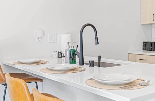 St. Anthony West Apartment | Luxury 1BD, DT, Roof top, Gym, Street Parking