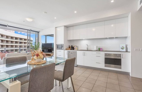 Cairns Central Business District Apartment | Luxury 1BR Apartment @ Harbour Lights Cairns