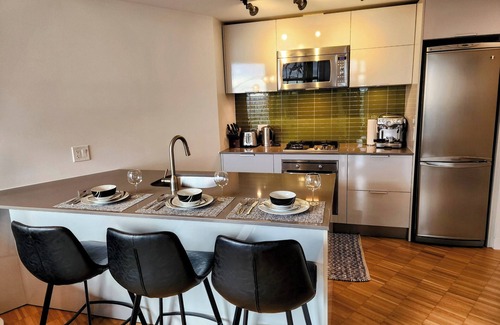 Gastown Apartment | Luxury 1BR Gastown Condo | Water Views + Contactless Check-In | Parking Nearby