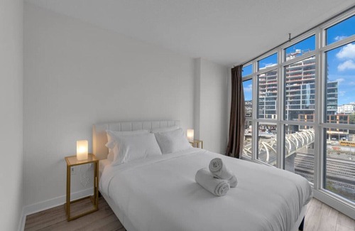 Wellington Place Hotel | Luxury 1BR - Walk to CN Tower - Convention Centre