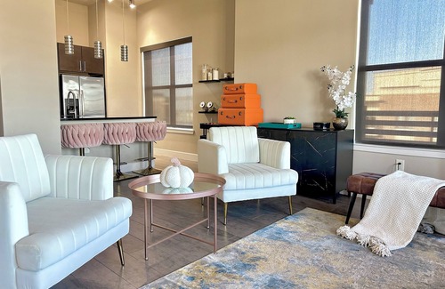 Addison Condo | Luxury 2-bdrm Penthouse in Addison