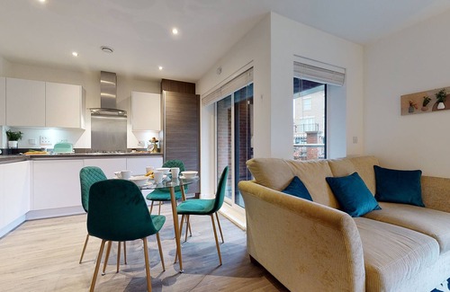 Ebbsfleet Valley Apartment | Luxury 2 Bed Apartment with Parking 18 mins from London
