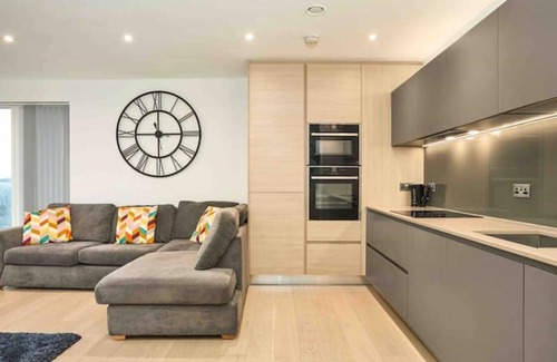 Eltham West Apartment | Luxury 2 Bedroom Apartment. Free Wifi and Parking
