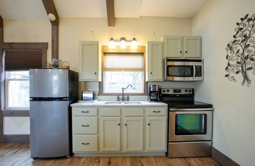 Berlin Cottage | Luxury 2-Bedroom Cottage in Downtown Berlin