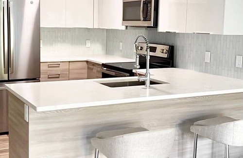 Quincy Apartment | Luxury 2 Bedroom Furnished Apartment in Heart of Quincy