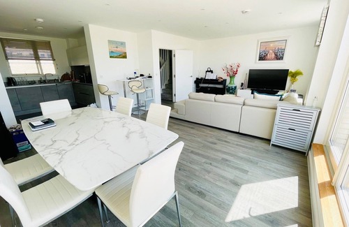 South Acton Apartment | Luxury 2 Bedrooms Penthouse + Free Indoor Parking