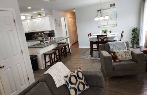 Manteno House | Luxury! 2 king beds and 2 full bathrooms