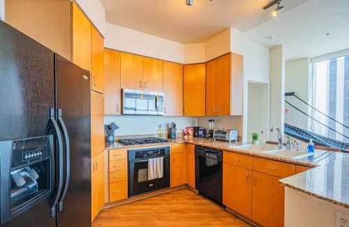 Downtown Phoenix Apartment | Luxury 28th Floor High Rise, Gym, Parking, Pool, Golf