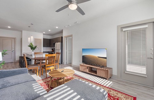 Vista Del Pueblo Apartment | Luxury 2BD/2BA Next to Airport 3689