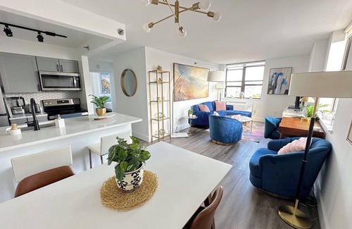 Hoboken Apartment | Luxury 2BR-1BA - 10 min to NYC - Elevator - Laundry - Gym - Roofdeck - Hoboken