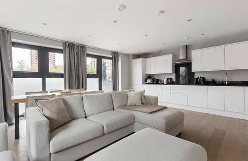 Livesey Apartment | Luxury 2BR Apartment with Terrace + Parking, Close To London Bridge