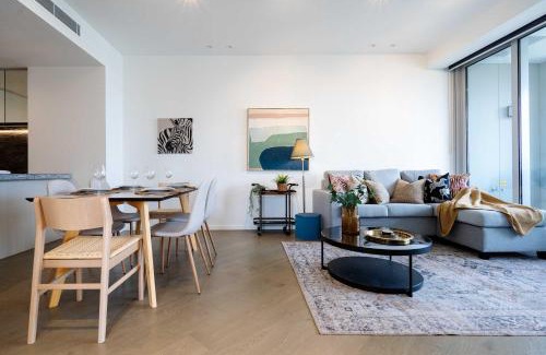 Melbourne Apartment | Luxury 2BR APT - Stunning Bay View CBD View LV16