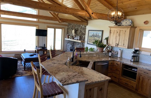 Westcliffe House | Luxury 3 bdrm Ranch House at the base of Rocky Mountains!