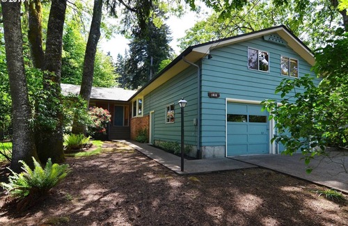Friendly House | Luxury 3-bed 2-bath forest home in the city - 2.5 miles to UofO & Hayward Field