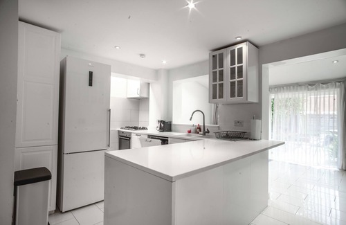 South Bermondsey House | Luxury 3 Bed Shard View House! Private parking,Garden, on Door step of the city!