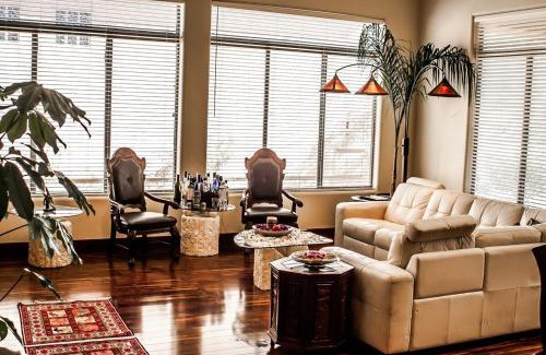 Talon Retreat House | Luxury-3 bed-Two full Master-Best Location