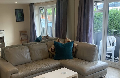 Cobham Apartment | Luxury 3 bedroom Appartment free parking superfast wifi smart TVs all amenities