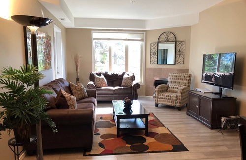 Quail Ridge Condo | Luxury 3 Bedroom Condo on Okanagan Golf Course - Sleeps 6 with Pool and Hot Tub