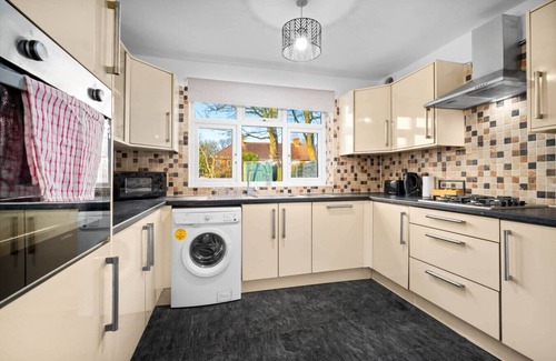 Seisdon House | Luxury 3 Bedroom House - Parking - Garden