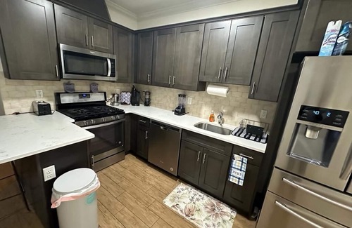Elizabeth Apartment | Luxury 3 bedroom home 3 minutes to EWR