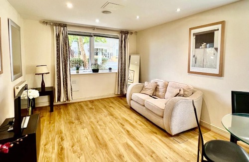 Docklands Apartment | Luxury 3 Bedroom Riverside Home - Canary Wharf & The O2 Arena