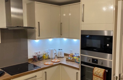 Northampton House | Luxury 3 Bedrooms, Driveway, Garage, Garden, M1