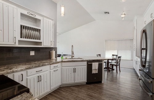 Suncliff House | Luxury 3-br Home with Pool & Outdoor BBQ Area