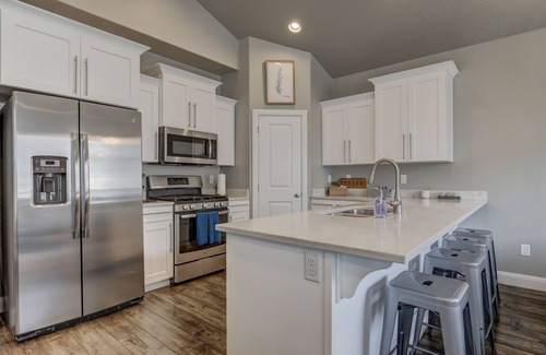 Sienna Hills House | Luxury 3BD suite townhome w/pool close to Zion. Great for groups!