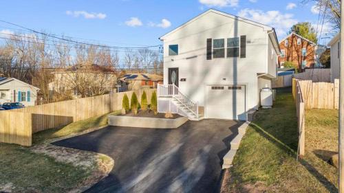 Middletown House | Luxury 3BR 3BA Modern Escape