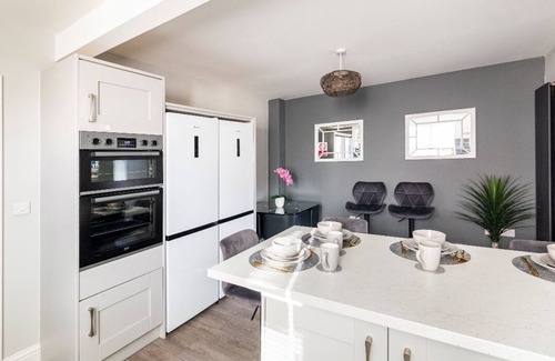 Oxford House | Luxury 4 bed 5 baths house ,free parking, wifi