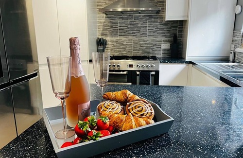 Bridgend House | luxury 4 bed house sleeps 8, enjoy in comfort