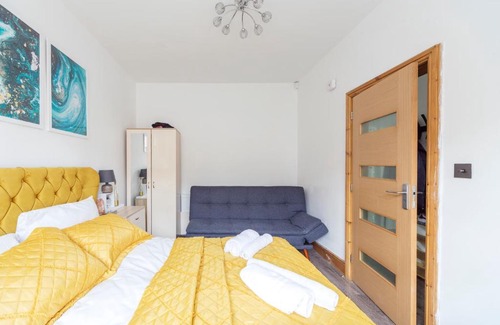 Seisdon House | Luxury 4 bed house with Jacuzzi, we take deposits