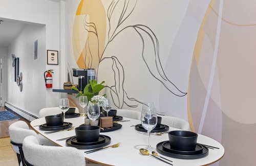 The Heights House | Luxury 4 bedroom apt Game room free wifi Backyard close to NYC