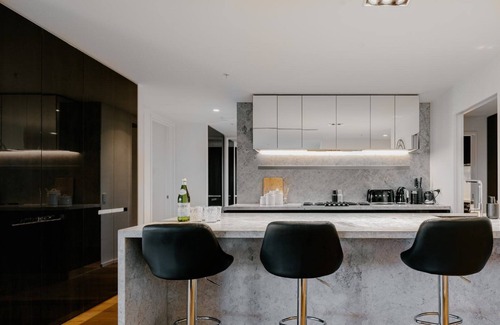 Melbourne Apartment | Luxury 4 Bedroom Apt - Parking, pool and views