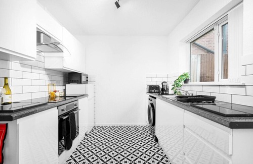 Sutton Coldfield House | Luxury 4 Bedroom House - Parking - Garden