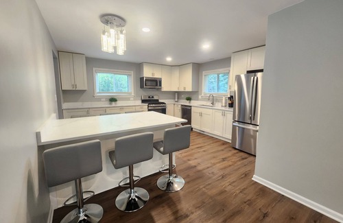 Willowbrook House | Luxury 4-bedroom home in beautiful Willowbrook Forest Preserve area with AC WiFi