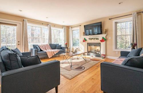 Tobyhanna House | Luxury 4 bedroom house in Pocono Mountains with Hottub in Golf Course Near Lake