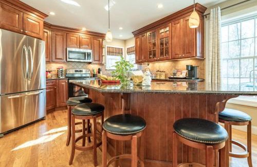 Tobyhanna House | Luxury 4 bedroom house in Pocono Mountains with Hottub in Golf Course Near Lake