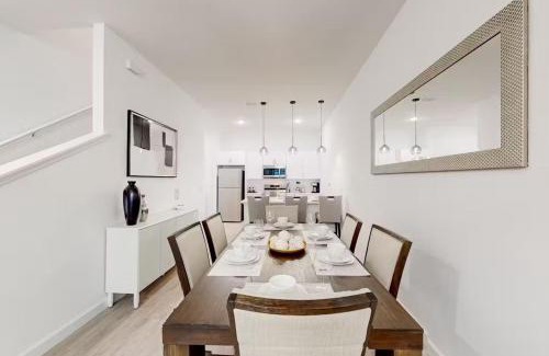 Loughman Villa | Luxury 4 BR Den w Private Pool close to Disney Golf Clubs Pet Friendly