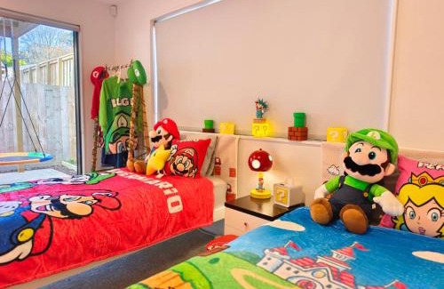 Sunnynook Villa | Luxury 4 BR Retreat 4 bath with 3 Master Suites and Kids' Playroom