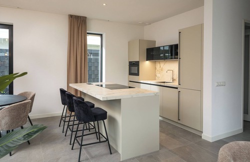 Zeewolde House | Luxury 4-person villa on the water with modern kitchen, private jetty and a spacious terrace with barbecue and lounge set. Perfect for rest and relaxation!