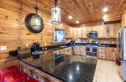 Waynesville House | Luxury 4200 Sqft Log Cabin on 50 Acres Sleeps 16
