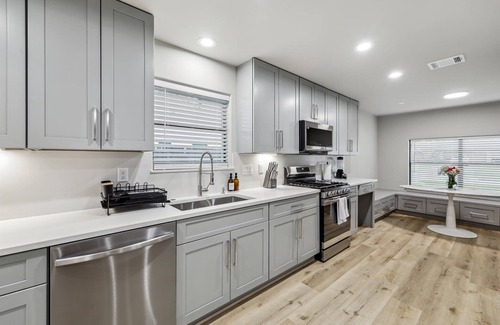 Westbury House | Luxury 4Bd 2Ba w Hot-Tub & Cinema Room - 14 guest