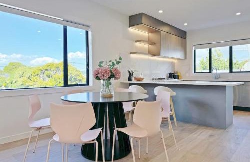 Greenlane House | Luxury 4Bedroom Townhouse in Central Greenlane - ASB Showgrounds & Cornwall Park